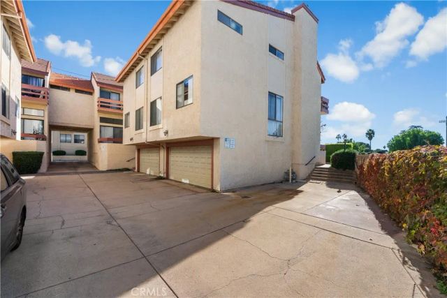 21054 Parthenia 11, Canoga Park, CA 91304