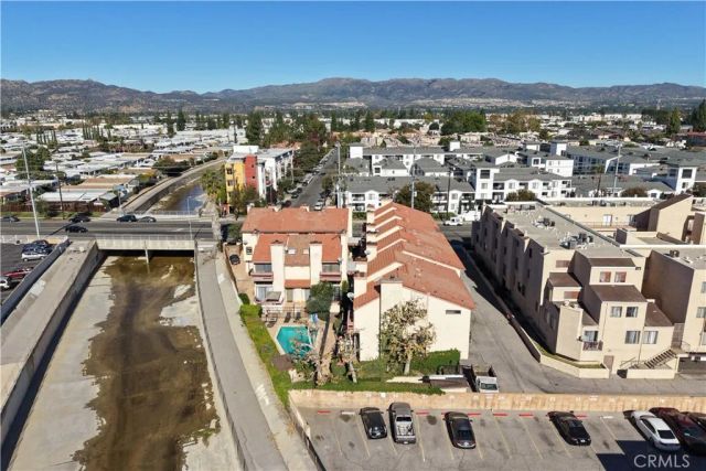 21054 Parthenia 11, Canoga Park, CA 91304