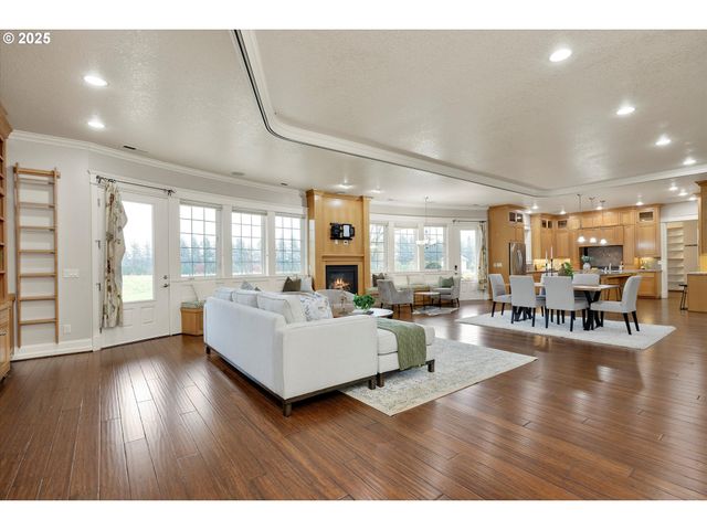 10667 HOVENDEN Ln, Woodburn, OR 97071