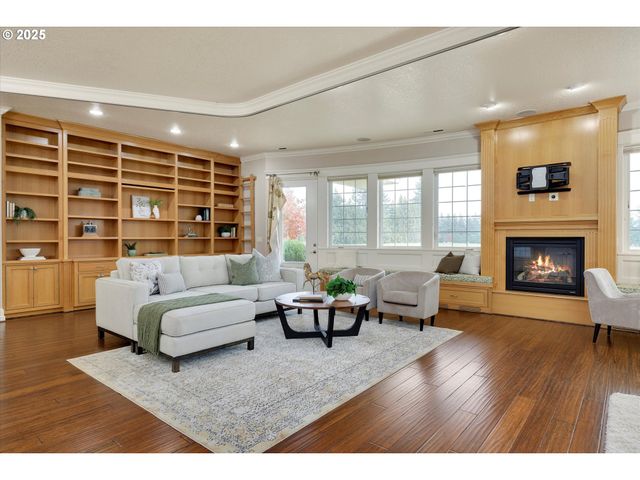 10667 HOVENDEN Ln, Woodburn, OR 97071