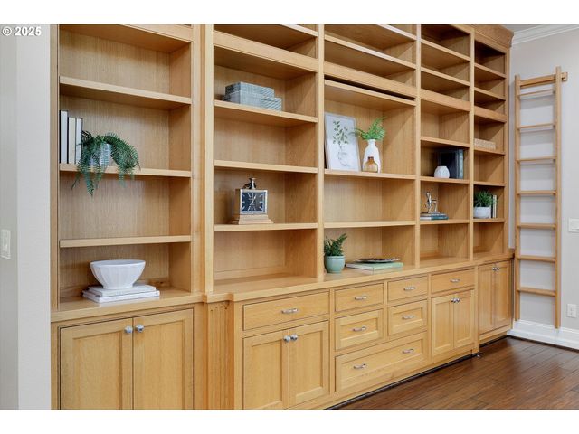 10667 HOVENDEN Ln, Woodburn, OR 97071