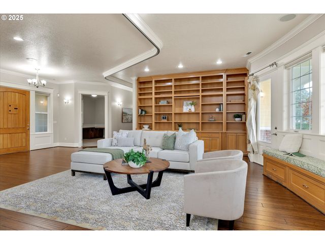 10667 HOVENDEN Ln, Woodburn, OR 97071