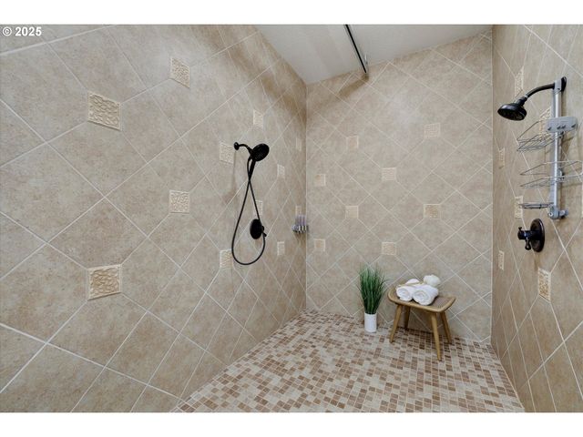 10667 HOVENDEN Ln, Woodburn, OR 97071