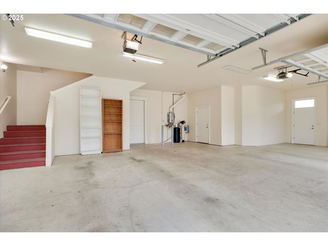 10667 HOVENDEN Ln, Woodburn, OR 97071