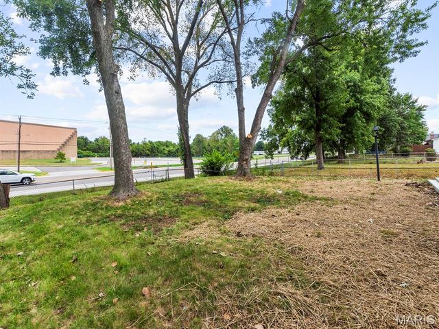 1454 Woodpath Drive, Florissant, MO 63031