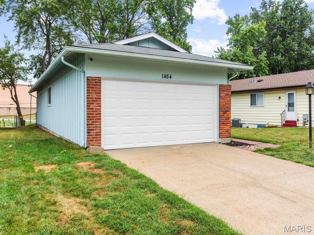 1454 Woodpath Drive, Florissant, MO 63031