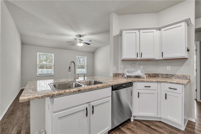 1170 S Kingfisher Lane, Fayetteville, AR 72701