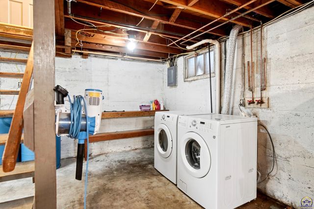 3710 SW 12th ST, Topeka, KS 66604