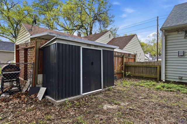 3710 SW 12th ST, Topeka, KS 66604