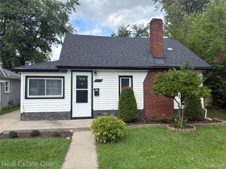 16228 Kirkshire Avenue, Beverly Hills Village, MI 48025