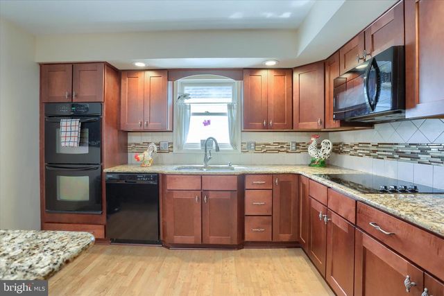 10 STOUDT RD, Hummelstown, PA 17036