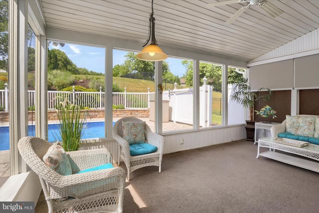 10 STOUDT RD, Hummelstown, PA 17036