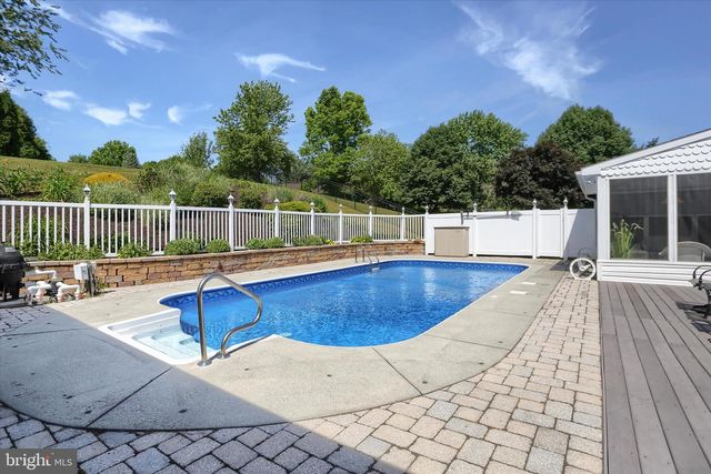 10 STOUDT RD, Hummelstown, PA 17036