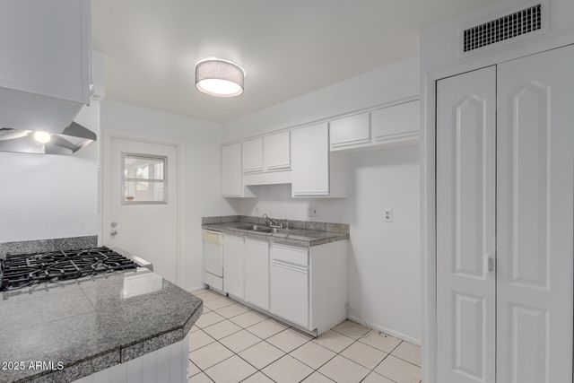 919 W PARKWAY Boulevard, Tempe, AZ 85281