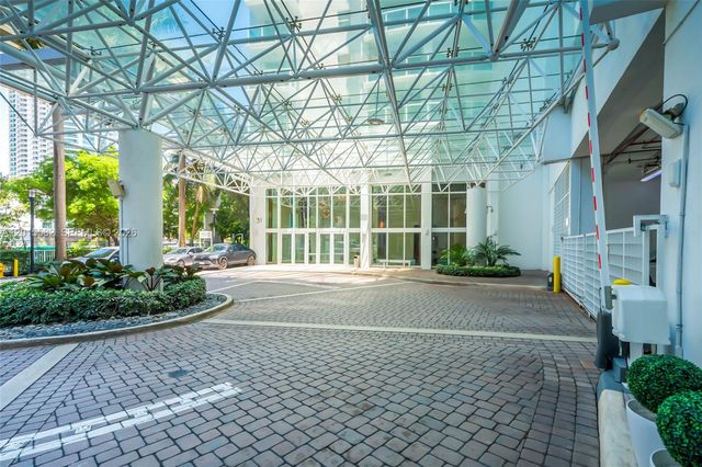 31 SE 5th St 3010, Miami, FL 33131