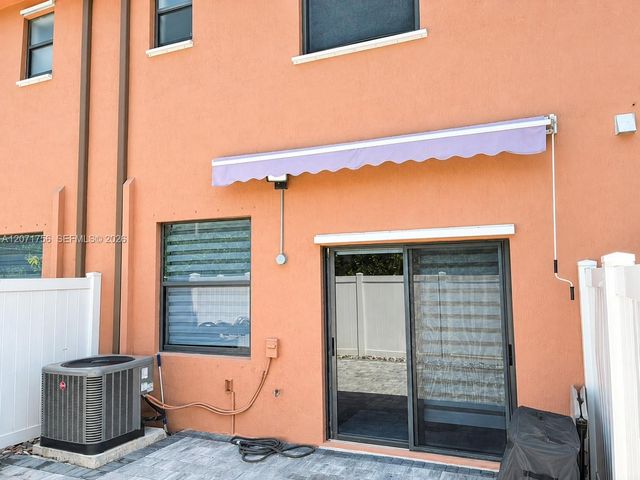 8876 W 35th Way, Hialeah, FL 33018