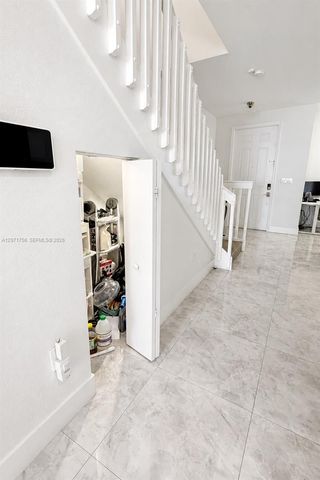 8876 W 35th Way, Hialeah, FL 33018