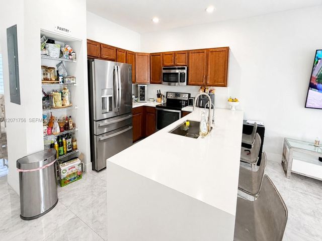 8876 W 35th Way, Hialeah, FL 33018