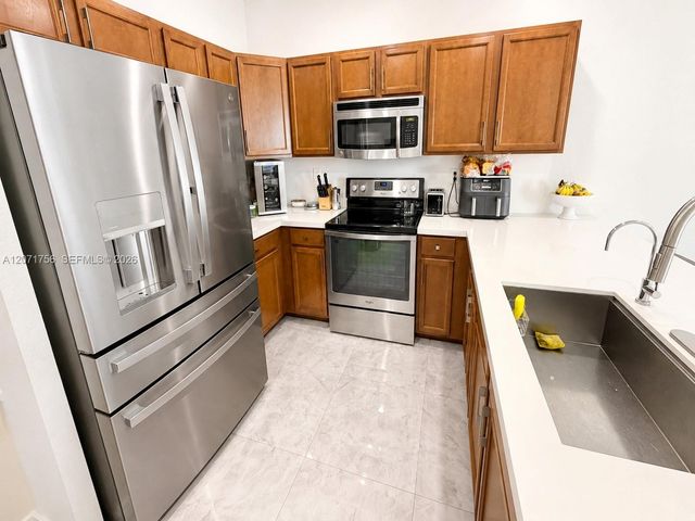 8876 W 35th Way, Hialeah, FL 33018