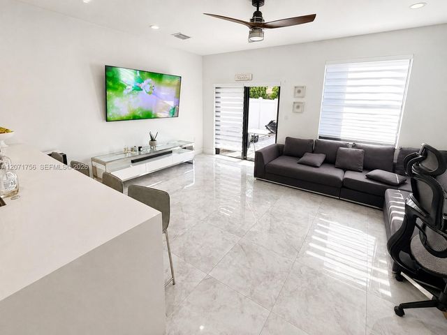 8876 W 35th Way, Hialeah, FL 33018