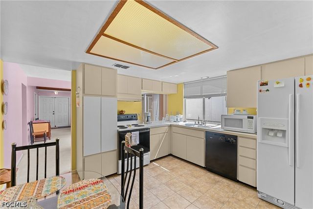 9712 Maplecrest CIR, Lehigh Acres, FL 33936