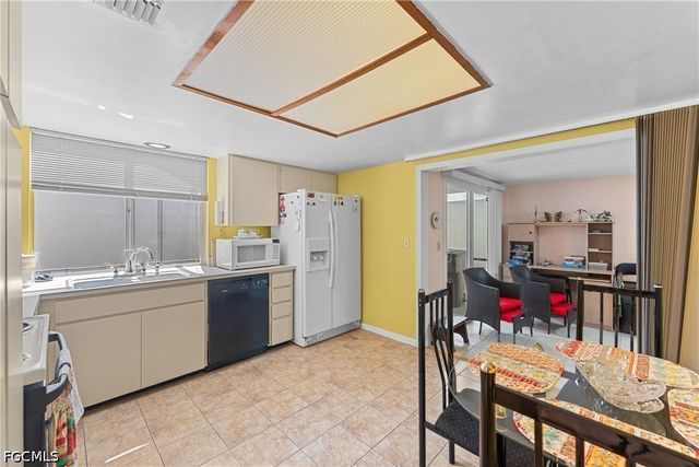 9712 Maplecrest CIR, Lehigh Acres, FL 33936