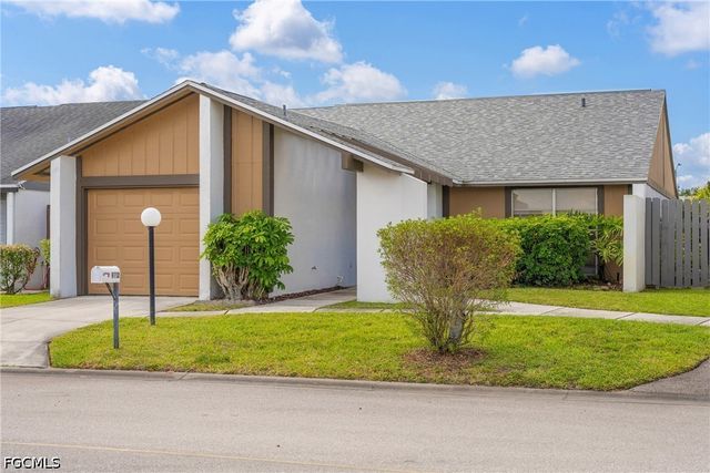9712 Maplecrest CIR, Lehigh Acres, FL 33936