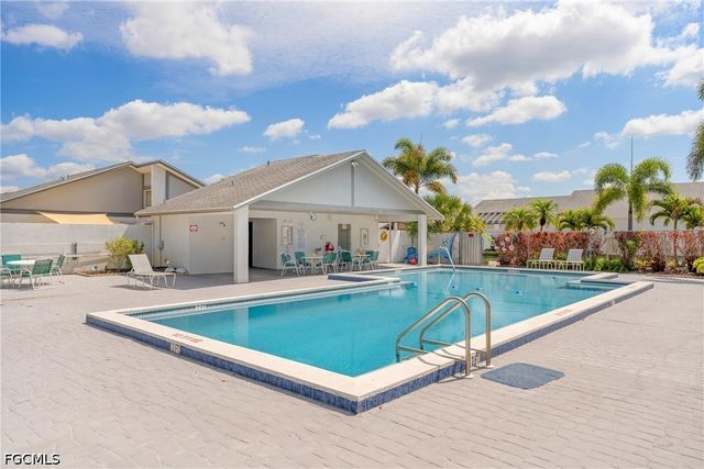9712 Maplecrest CIR, Lehigh Acres, FL 33936