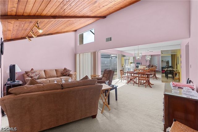 9712 Maplecrest CIR, Lehigh Acres, FL 33936