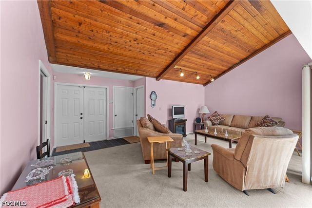 9712 Maplecrest CIR, Lehigh Acres, FL 33936