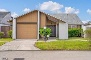 9712 Maplecrest CIR, Lehigh Acres, FL 33936