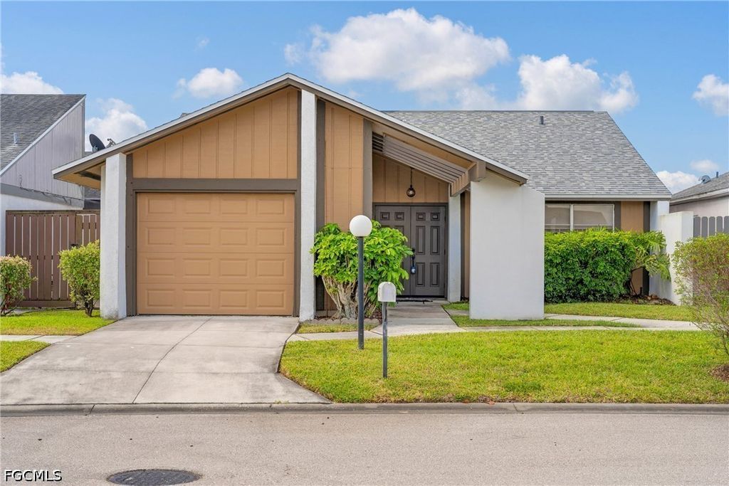 9712 Maplecrest CIR, Lehigh Acres, FL 33936