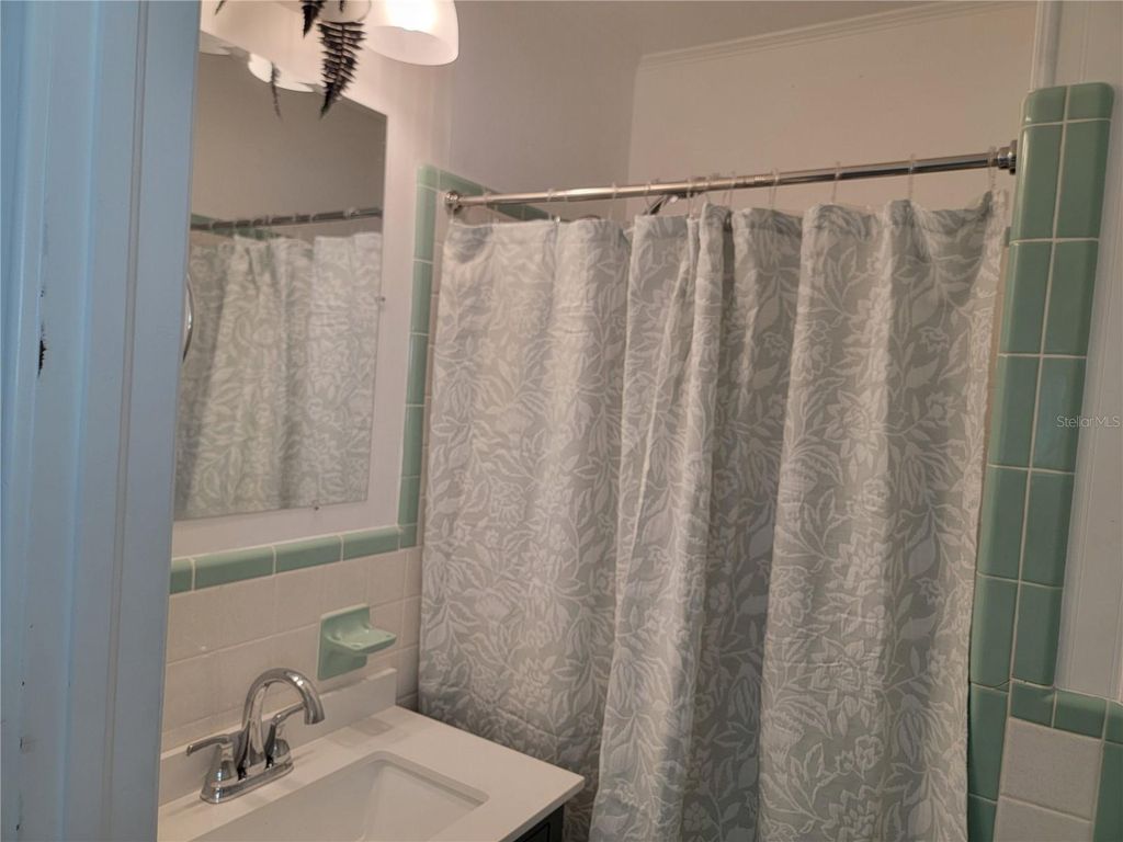 Image 12 of property listing at 516 1ST AVENUE E, Bradenton, FL 34208