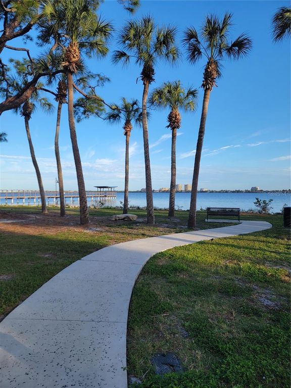 Image 14 of property listing at 516 1ST AVENUE E, Bradenton, FL 34208