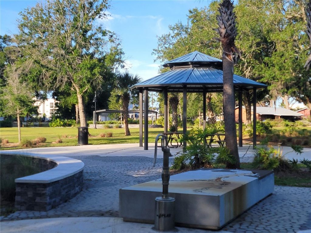 Image 20 of property listing at 516 1ST AVENUE E, Bradenton, FL 34208