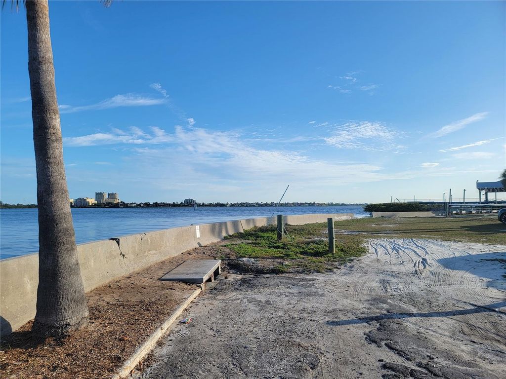 Image 24 of property listing at 516 1ST AVENUE E, Bradenton, FL 34208