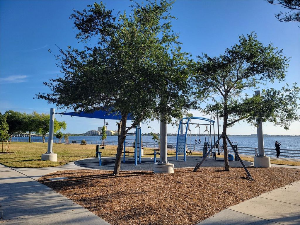 Image 26 of property listing at 516 1ST AVENUE E, Bradenton, FL 34208