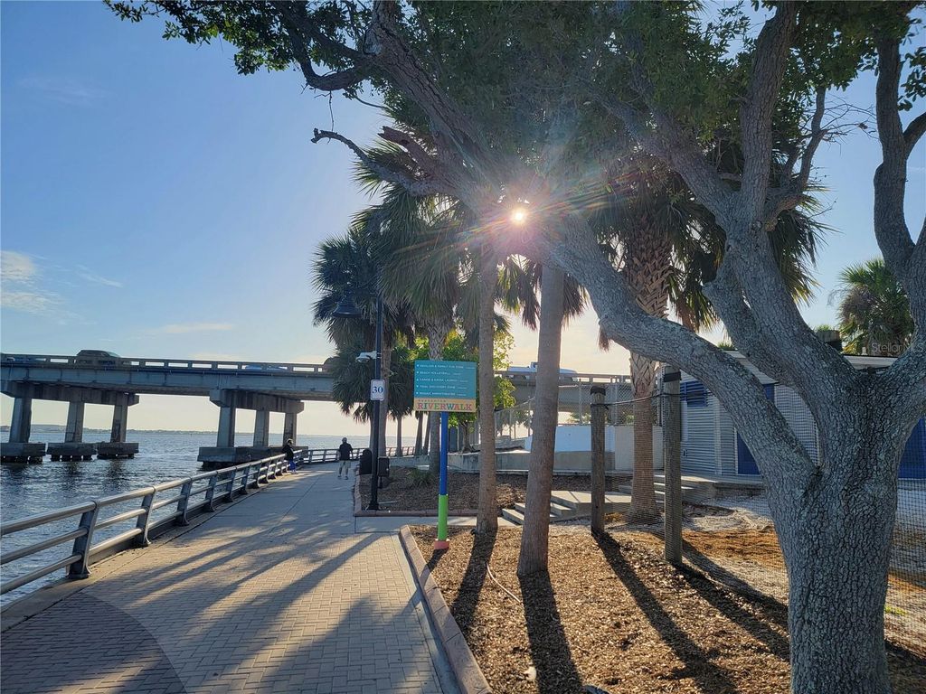 Image 30 of property listing at 516 1ST AVENUE E, Bradenton, FL 34208