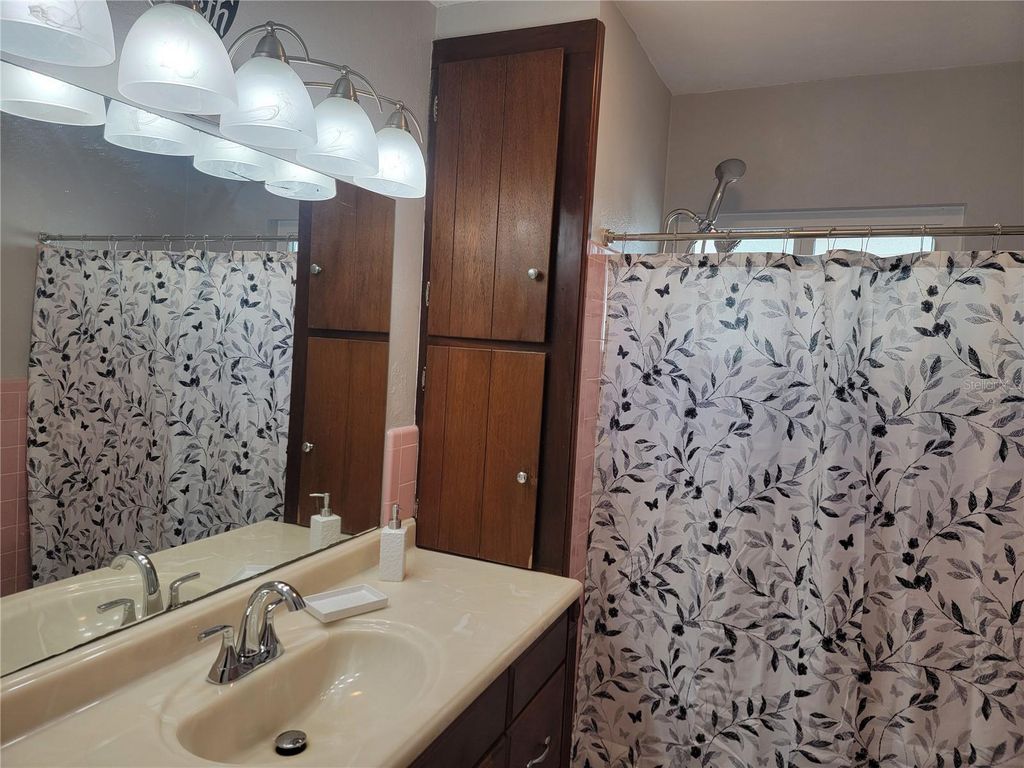 Image 33 of property listing at 516 1ST AVENUE E, Bradenton, FL 34208