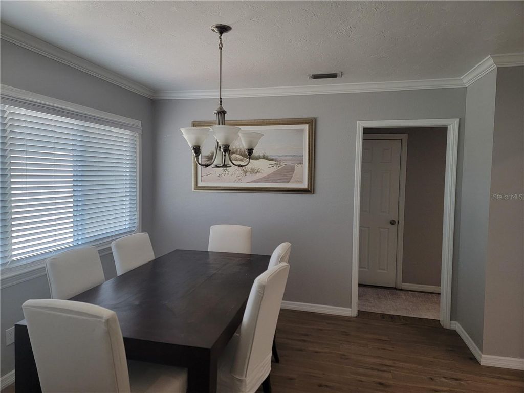 Image 6 of property listing at 516 1ST AVENUE E, Bradenton, FL 34208