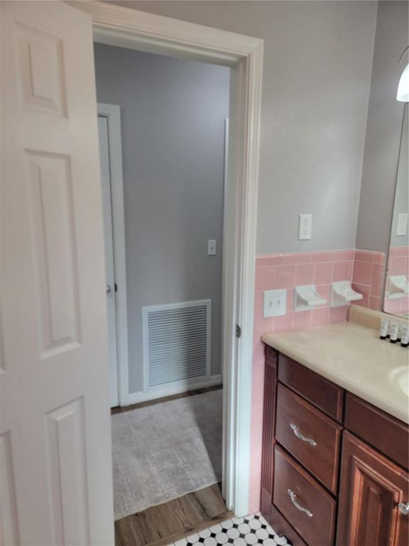 Image 62 of property listing at 516 1ST AVENUE E, Bradenton, FL 34208