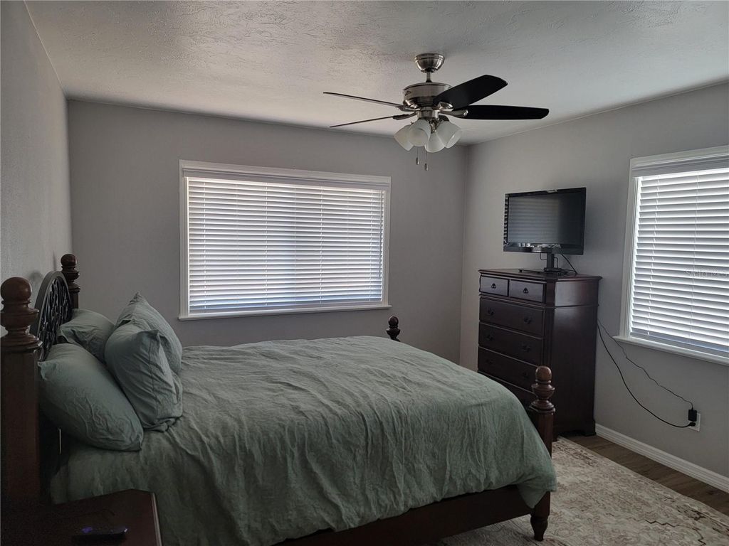 Image 9 of property listing at 516 1ST AVENUE E, Bradenton, FL 34208