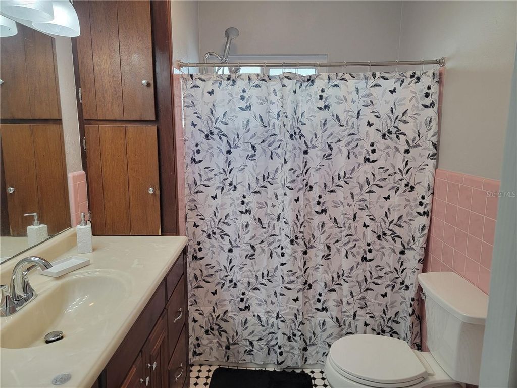 Image 10 of property listing at 516 1ST AVENUE E, Bradenton, FL 34208