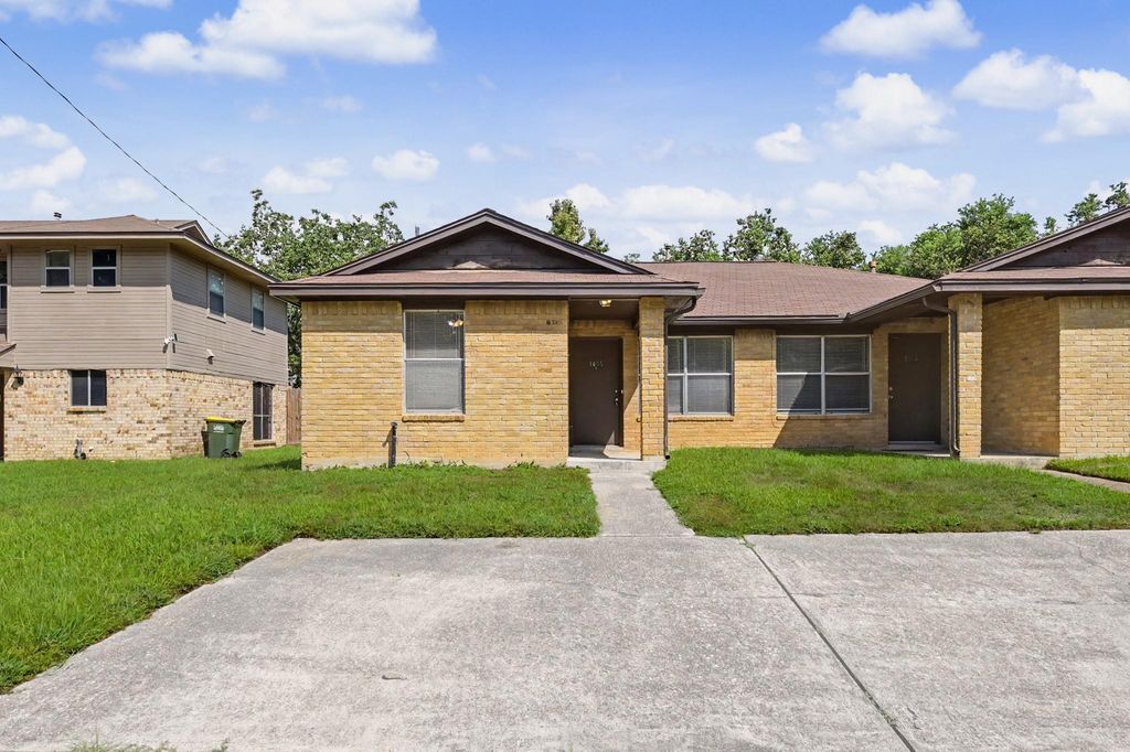 1605 Hazelwood Street B, Conroe, TX 77301