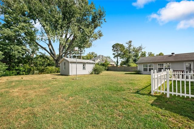 210 NW G Street, Bentonville, AR 72712