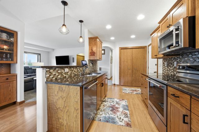 208 15th Avenue Way E, West Fargo, ND 58078