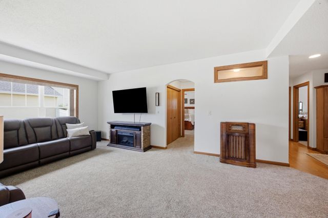 208 15th Avenue Way E, West Fargo, ND 58078