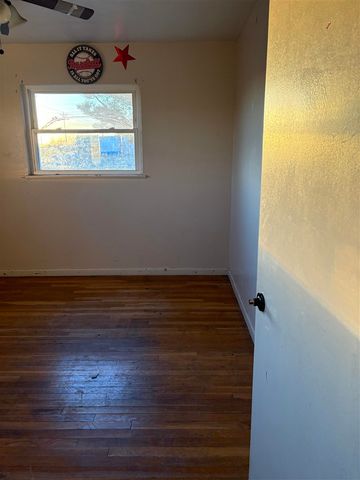 102 K St, Elgin, OK 73538