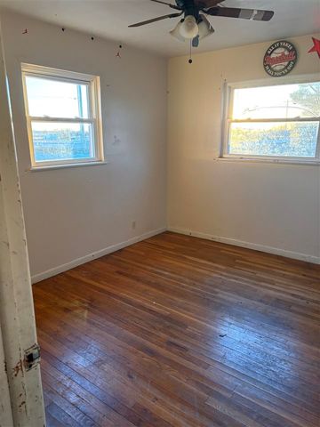 102 K St, Elgin, OK 73538