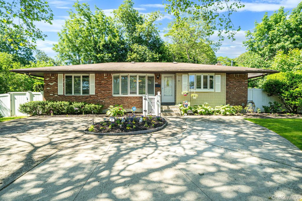 37 Coe Place, Huntington Station, NY 11746